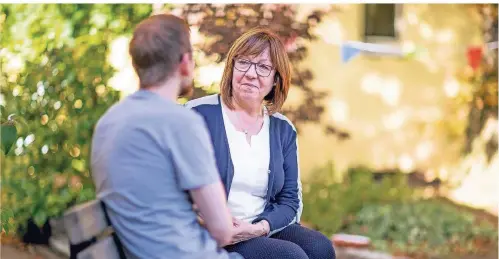  ?? RP-FOTO: ANNE ORTHEN ?? Im Garten des Awo-Hauses an der Oberbilker Allee spricht Leon mit Yvonne Preißler.