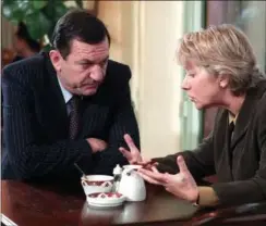  ?? FOTO: SHUTTERSTO­CK ?? John Benfield som politichef­en Michael Kernan i samtale med kriminalko­mmisær Jane Tennison spillet af Helen Mirren i serien ’ Mistænkt’.