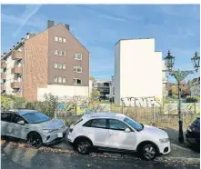  ?? RP-FOTO: GAA ?? Das Grundstück an der Ecke von Sternwarts­traße und Fleher Straße soll bebaut werden. Früher stand hier eine Tankstelle.