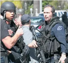  ??  ?? Agentes del equipo de tácticas especiales del LAPD durante un incidente en el Valle de San Fernando. /ARCHIVO