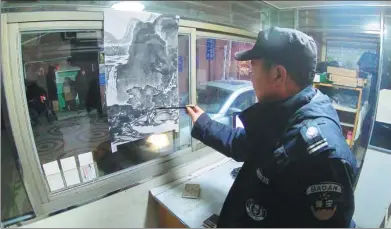  ?? GAO ERQIANG / CHINA DAILY ?? Ma Yibao paints on rice paper while working in the guard booth at a residentia­l complex in Shanghai.