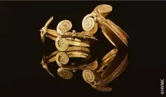  ??  ?? Paire de bracelets celtes en or massif – Europe du Nord, Âge du Bronze, circa  av. J.-C. - Poids : g et g – Estimation :   –   €.