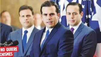  ??  ?? NO QUIERE CHISMES El gobernador Ricardo Rosselló, al centro, restó importanci­a a los rumores de que Elías Sánchez, a la izquierda, ocupará la silla dejada por William Villafañe, a la derecha.