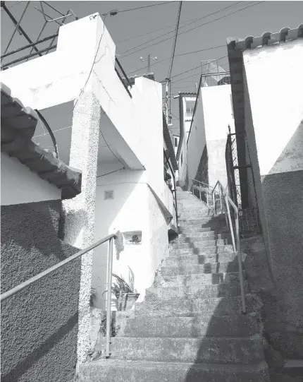  ??  ?? Encarnação pegou na Sofia, desceu num ápice as escadarias que dão acesso à casa da ex-companheir­a.
