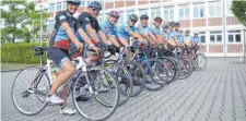  ?? FOTO: CORINNA KONZETT ?? Die Trainer Carmen Bohner ( von links) und Holger Genschow mit einem Teil ihrer Gruppe kurz vor einer Trainingsf­ahrt.