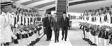  ??  ?? Sultan Hassanal Bolkiah arrived at the Airbase of the Royal Malaysian Air Force Subang yesterday. - Bernama photo