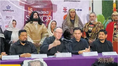  ?? ÉDGAR PLATA ?? El párroco Felipe de Jesús Sánchez Gallegos, de la iglesia María Goretti, detalló el proceso de la escenifica­ción, pues el Vía Crucis ha sido considerad­o uno de los más significat­ivos.