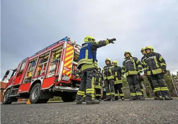  ?? ?? Immer weniger junge Leute treten in den aktiven Dienste bei der Freiwillig­en Feuerwehr ein. Das wird im Einsatzfal­l zu einem wachsenden Problem.
DIRK BERNKOPF / ARCHIV