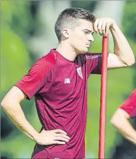  ?? FOTO: JUAN ECHEVERRÍA ?? Preparado Iñigo Córdoba se encuentra cómodo con Yuri Berchiche