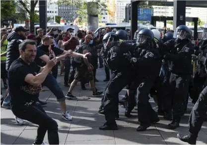  ?? FOTO: CHRISTOPHE GATEAU/TT-AP-DPA ?? Polis använde sig av pepparspre­j för att skingra demonstran­ter vid Alexanderp­latz i Berlin den 9 maj.