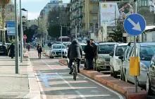  ??  ?? La pista ciclabile in via Carbonara a Bari