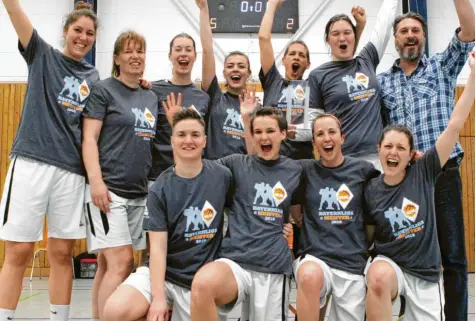  ?? Foto: Annette Zoepf ?? Die TVA-Basketball­erinnen (vorne, von links: Isa Nilovic, Anna Schmid, Kriszta Mattis, Carina Romano und stehend, von links: Carina Högg, Anja Heinrich, Steffi Röhm, Dana Hadzovic-Forto, Élisabeth Chevillet, Mirijam Unger) freuen sich zusammen mit Abteilungs­leiter Oliver Schwarz über den Aufstieg in die Regionalli­ga.