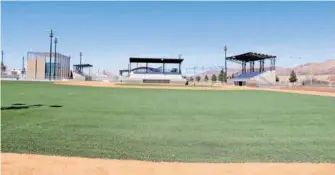  ?? MANOLO AGUIRRE ?? El campo de beisbol se encuentra equipado con gradas y pasto sintético