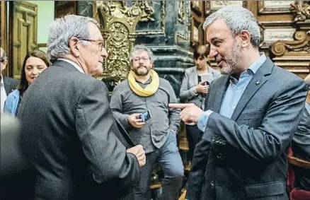  ?? DAVID AIROB ?? El exalcalde Xavier Trias y el socialista Jaume Collboni minutos antes de empezar el plenario