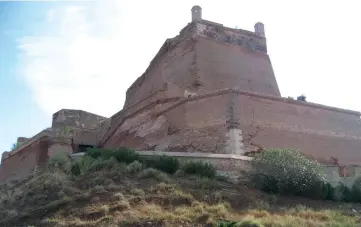  ??  ?? CASTILLO DEMONZÓN. Tras sus poderosos muros, el conquistad­or pasó su infancia.