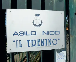  ??  ?? L’asilo I bimbi iscritti all’istituto saranno spostati in altre scuole in attesa delle bonifiche