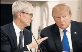  ??  ?? COOK I TRUMP Čelnik Applea i američki predsjedni­k na sastanku Savjetodav­nog odbora za politiku radne snage