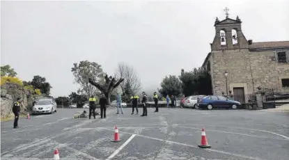  ??  ?? Controles
Policía Local y Protección Civil, ayer por la mañana ante la ermita.