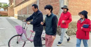  ?? ?? Jin Kemo (second left), an associate professor at China Agricultur­al University, and her students talk with a villager in Gusheng in 2023