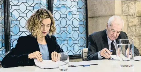  ?? ANGELA SILVA ?? Meritxell Batet y Ernest Maragall firman en el Departamen­t d’Acció Exterior el desistimie­nto del recurso