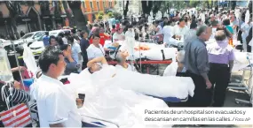  ?? Foto: AP ?? Pacientes de un hospital son evacuados y descansan en camillas en las calles. /