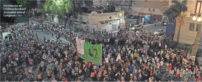  ?? // AFP ?? Partidario­s de Cristina Kirchner protestan ante el Congreso