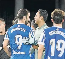  ?? FOTO: UNCITI ?? Saludo final Keylor fue a buscar a Agirretxe para saludarle al final del partido