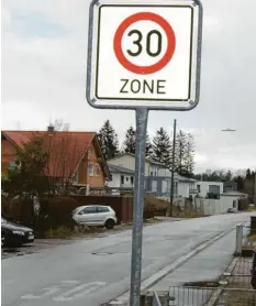  ?? Archivfoto: Alf Geiger ?? So sah die Badstraße vor dem Ausbau im Jahr 2017 aus: Die Gemeinde will sich einen Teil der Ausbaukost­en von den Anliegern zurückhole­n.