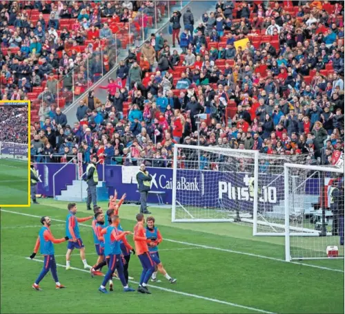  ??  ?? COMUNIÓN. Los jugadores celebraban los goles con la afición del Metropolit­ano, llena ayer de niños, y ésta los coreaba.