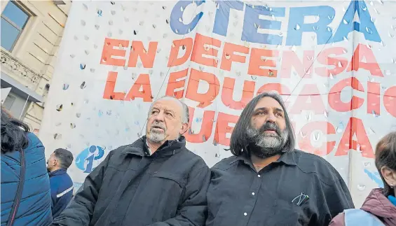  ?? D. FERNÁNDEZ ?? Manifestac­ión. Gremios docentes marcharon ayer al Ministerio de Educación para reclamar por la apertura de la paritaria nacional.