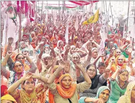  ?? SAMEER SEHGAL /HT PHOTO ?? Farmers during a sit-in to protest against the three laws, in Amritsar.