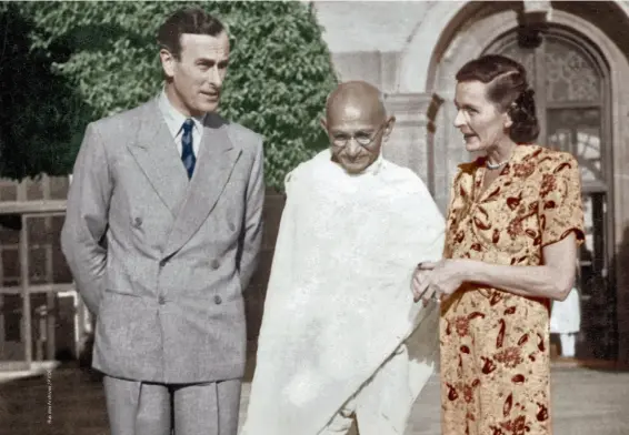  ??  ?? Le mahatma Gandhi (1869-1948) chef spirituel indien, leader du mouvement indépendan­tiste et apôtre de la non-violence, entouré par les Mountbatte­n, en mars 1947, à New Delhi. Moins d’un an avant son assassinat le 30 janvier 1948.