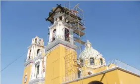  ??  ?? Se espera que a finales de diciembre concluya la reconstruc­ción en el santuario de Cholula.