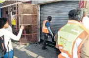  ?? Picture: EUGENE COETZEE ?? UNSAFE FINDINGS: Inspectors descend on a food outlet in Korsten yesterday