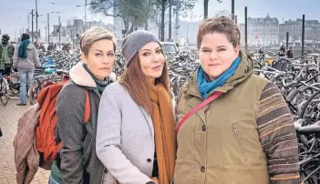  ?? FOTO: DPA ?? Anne (Simone Thomalla, M.) kommt gemeinsam mit ihren Freundinne­n Hilde (Gesine Cukrowski, l.) und Conny (Nadine Wrietz) nach Amsterdam. Die Reise ist für jede von Ihnen ein Wendepunkt.