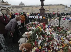  ?? Bild: IVAN SEKRETAREV ?? HEDRAR MINNET. Människor kommer med blommor till Dvortsovay­a-torget i Sankt Petersburg för att visa sin respekt för de 224 offren för flygkrasch­en. Ännu vet ingen säkert vad som orsakade deras död.