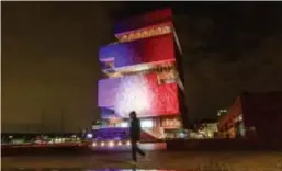  ?? FOTO VICTORIANO MORENO ?? Het MAS kreeg de kleuren van de Franse vlag uit solidarite­it.