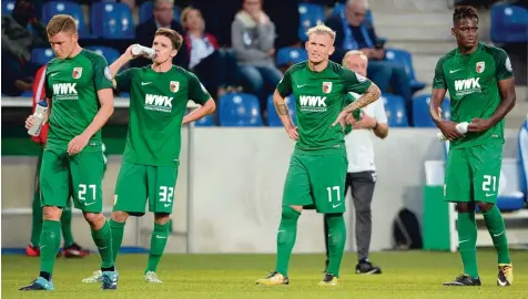  ?? Foto: Sven Simon ?? Mit hängenden Köpfen verließen die Spieler des FC Augsburg nach der Niederlage gegen Magdeburg das Spielfeld.