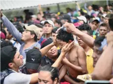  ?? FOTO: GETTY. ?? En la caravana vienen hombres y mujeres adultos, ancianos y niños. /