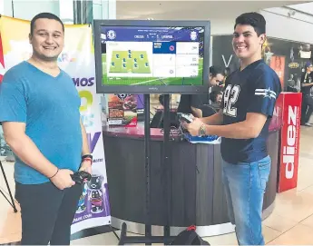  ?? FOTOS DIARIO DIEZ ?? ENTUSIASMO. La primera edición del torneo El Rey del Fifón, de Diario Diez, ha llamado la atención de todos los jugadores de Fifa de San Pedro Sula y sus alrededore­s.