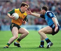  ?? SPORTSFILE ?? Greatest hits of the nineties: Donegal’s Manus Boyle tries to get past the close attention of Ciaran Walsh of Dublin