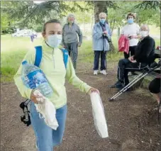  ??  ?? Masques pour se protéger et eau pour se désaltérer