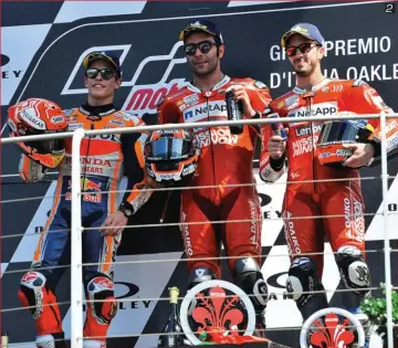  ??  ?? 2 Vainqueur au Mugello, Danilo Petrucci savoure son succès aux côtés de Marc Marquez et d’Andrea Dovizioso.