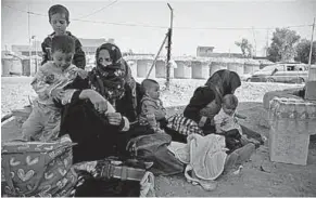  ??  ?? Een groepje moeders met hun kinderen op de vlucht in Dibis, Irak. (NBC News)