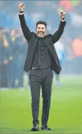  ?? FOTO: SIRVENT ?? Diego Simeone bajó al césped para celebrar otro título con el Atlético de Madrid