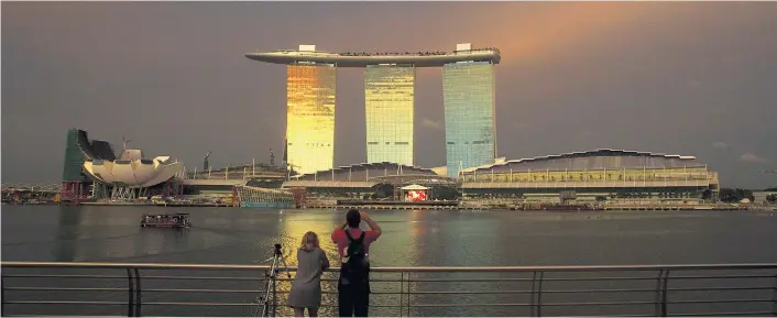  ??  ?? Auch der durch Aufschüttu­ngen entstanden­e Stadtteil Marine Bay mit dem Kasinohote­l Marine Bay Sands wurde über Jahrzehnte geplant – genauso wie die Forschungs­stätten.