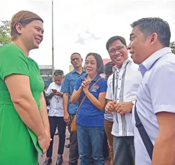  ?? SUNSTAR FOTO / MACKY LIM ?? ANOTHER PROPOSAL. Davao City Mayor Sara Duterte-Carpio discusses yesterday with the representa­tives of the Associatio­n of Concerned Teachers (ACT)-Davao Chapter their proposal on the additional allowance and rice subsidy from the local government. Although the mayor asked another proposal from the group, she is willing to help the teachers in finding a winwin situation for both sides.