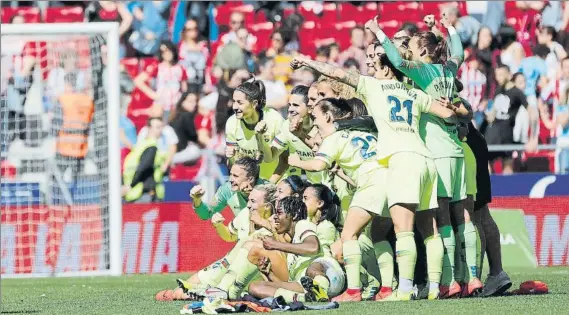  ?? FOTO: SIRVENT ?? Foto para el álbum Las jugadoras del Barça se retrataron en un escenario repleto de público y acabaron ganando un partido que les devuelve a la lucha por la Liga