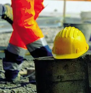  ?? ?? Morti bianche Tocca ancora una volta registrare un incidente sul lavoro. Vittima un operaio di 35 anni caduto da una impalcatur­a in un cantiere di Casalnuovo I carabinier­i sono al lavoro per chiarire l’esatta dinamica dell’accaduto e verificare se nel cantiere fossero rispettate le norme di sicurezza