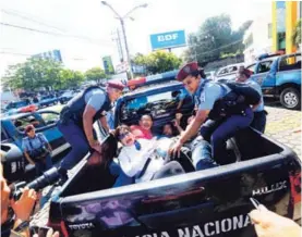  ?? AP ?? Varios participan­tes en la marcha “Unidos por la libertad” fueron subidos a un vehículo de la Policía Nacional, ayer, en Managua.